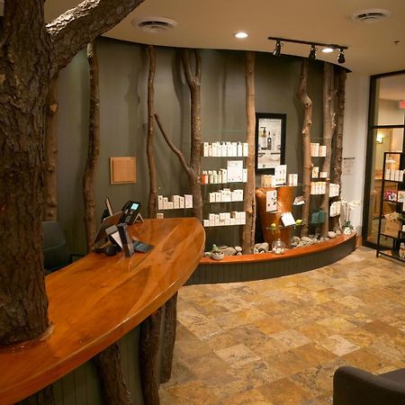 Hope Lake Lodge & Indoor Waterpark Cortland Esterno foto