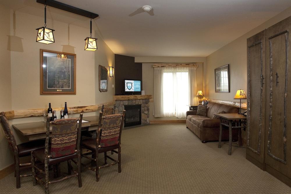 Hope Lake Lodge & Indoor Waterpark Cortland Esterno foto