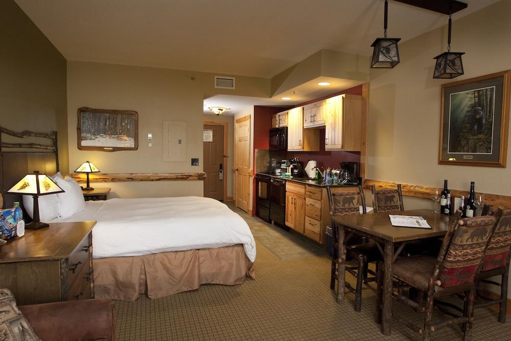 Hope Lake Lodge & Indoor Waterpark Cortland Esterno foto