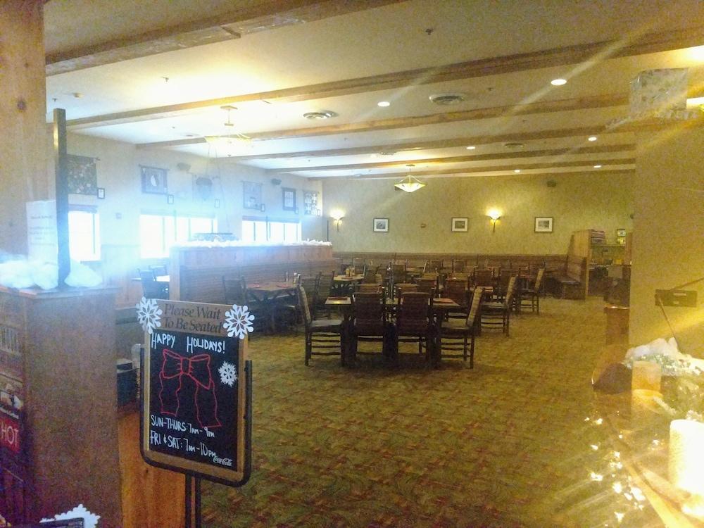 Hope Lake Lodge & Indoor Waterpark Cortland Esterno foto