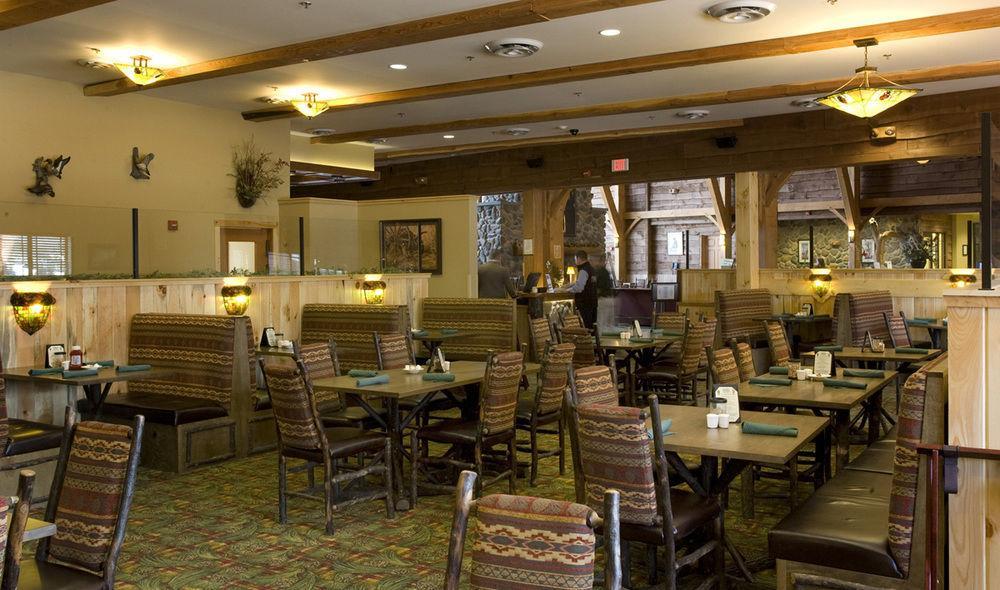 Hope Lake Lodge & Indoor Waterpark Cortland Esterno foto
