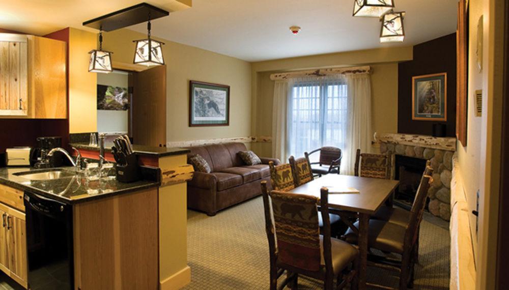 Hope Lake Lodge & Indoor Waterpark Cortland Esterno foto