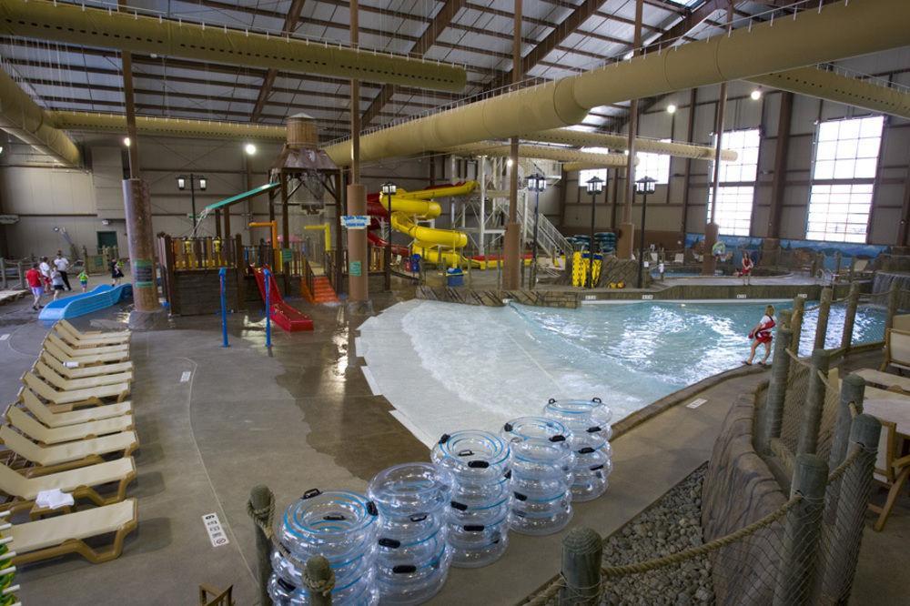 Hope Lake Lodge & Indoor Waterpark Cortland Esterno foto