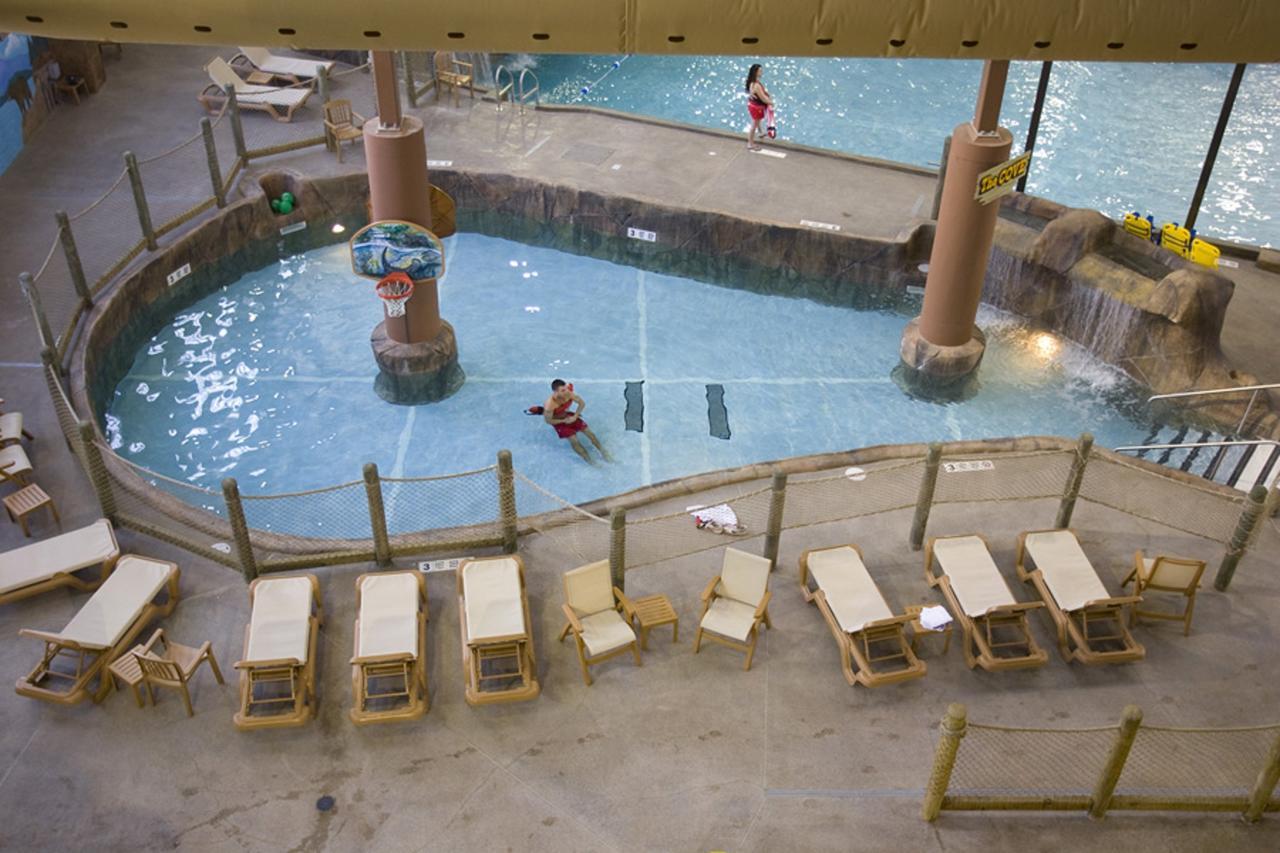 Hope Lake Lodge & Indoor Waterpark Cortland Esterno foto
