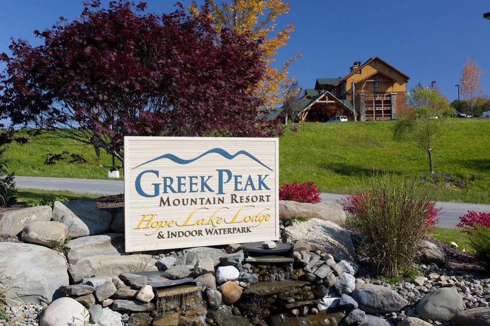 Hope Lake Lodge & Indoor Waterpark Cortland Esterno foto