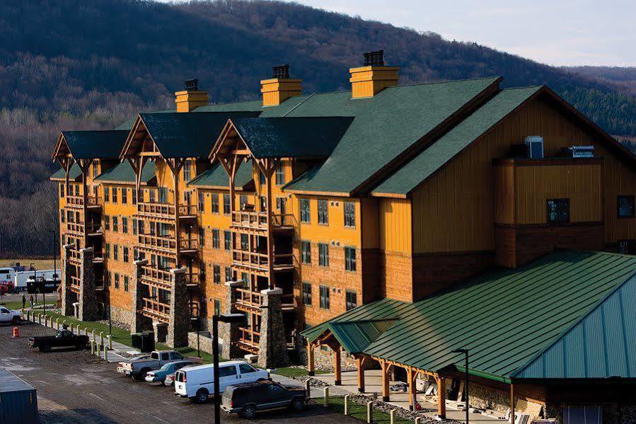 Hope Lake Lodge & Indoor Waterpark Cortland Esterno foto