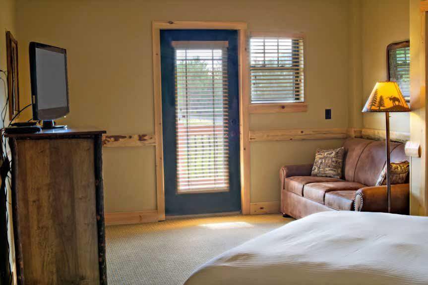 Hope Lake Lodge & Indoor Waterpark Cortland Esterno foto