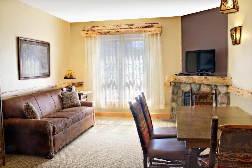 Hope Lake Lodge & Indoor Waterpark Cortland Esterno foto