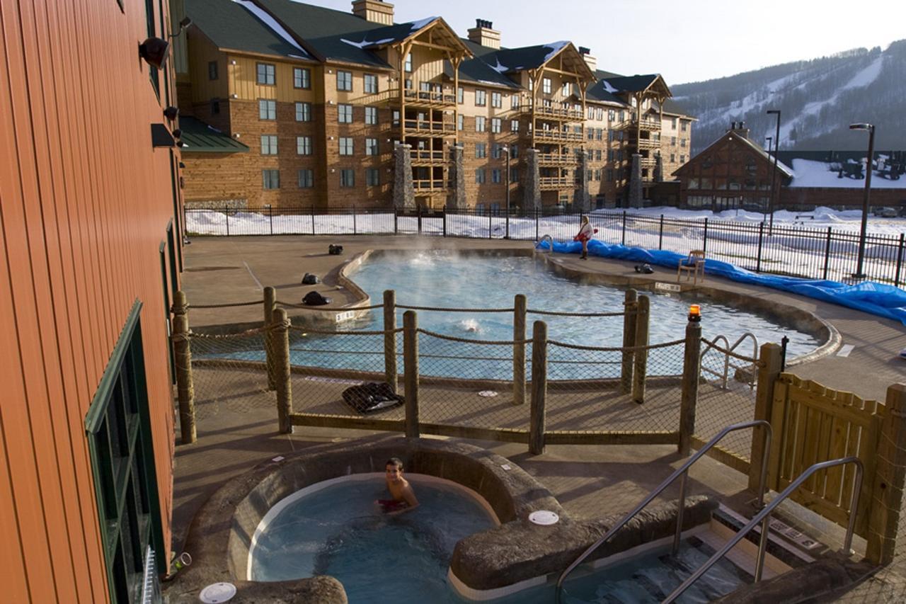 Hope Lake Lodge & Indoor Waterpark Cortland Esterno foto