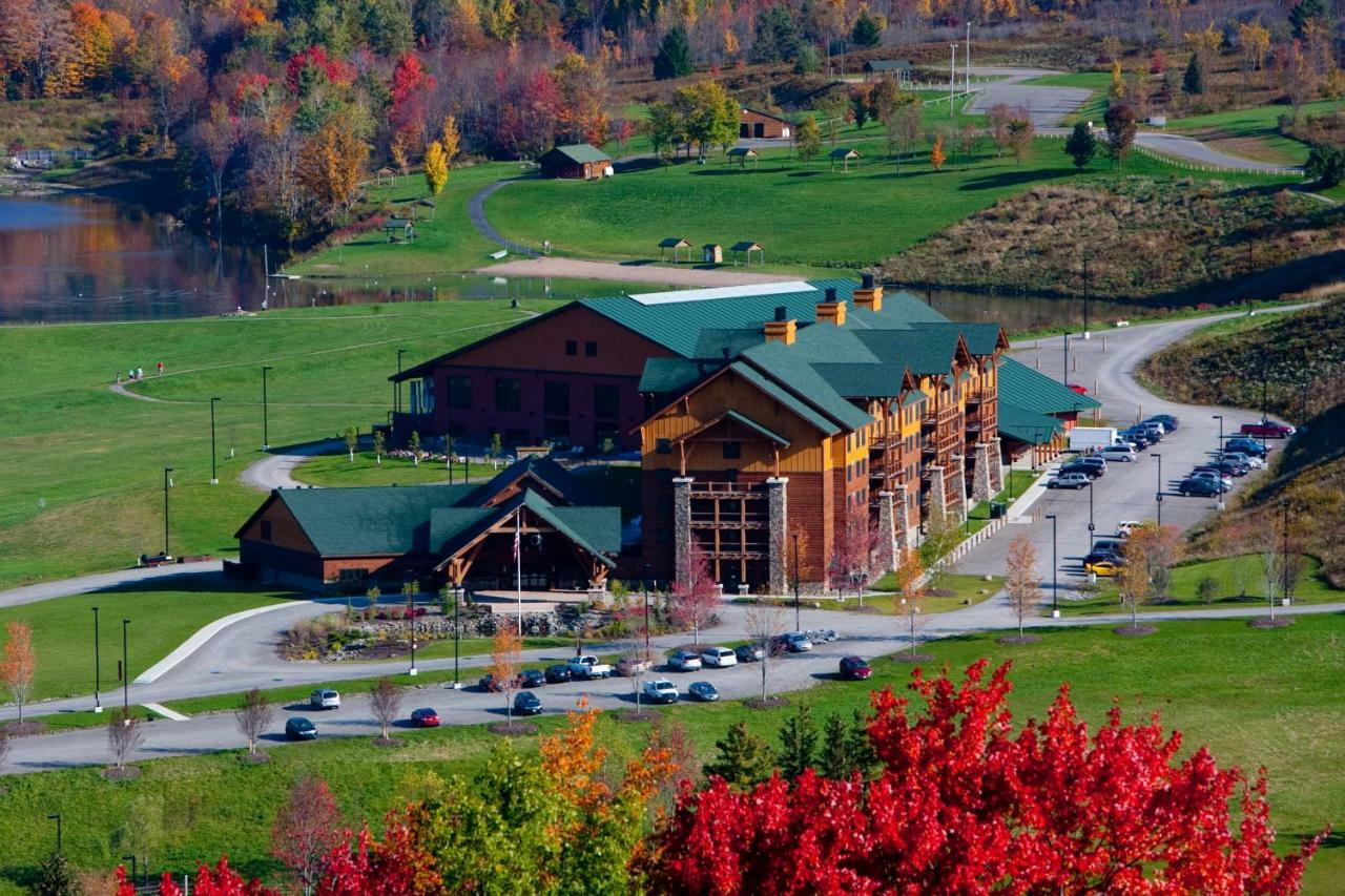 Hope Lake Lodge & Indoor Waterpark Cortland Esterno foto
