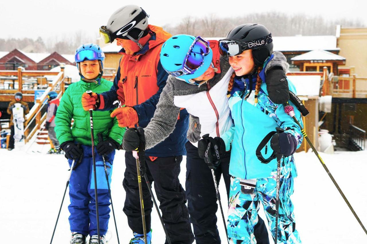 Hope Lake Lodge & Indoor Waterpark Cortland Esterno foto